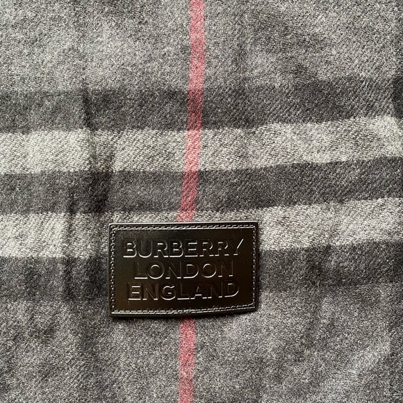 NWT Burberry Cashmere Scarf w/Fringe - Picture 3 of 4